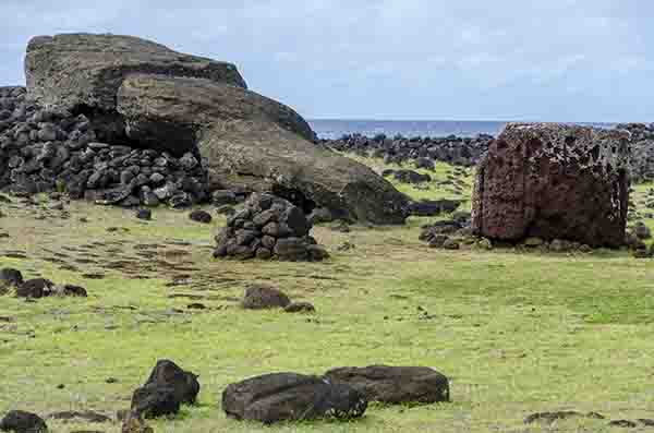 Chile - isla de Rapa Nui o Pascua 11 - Te Pito Kura - Ahu Tu'u Paro